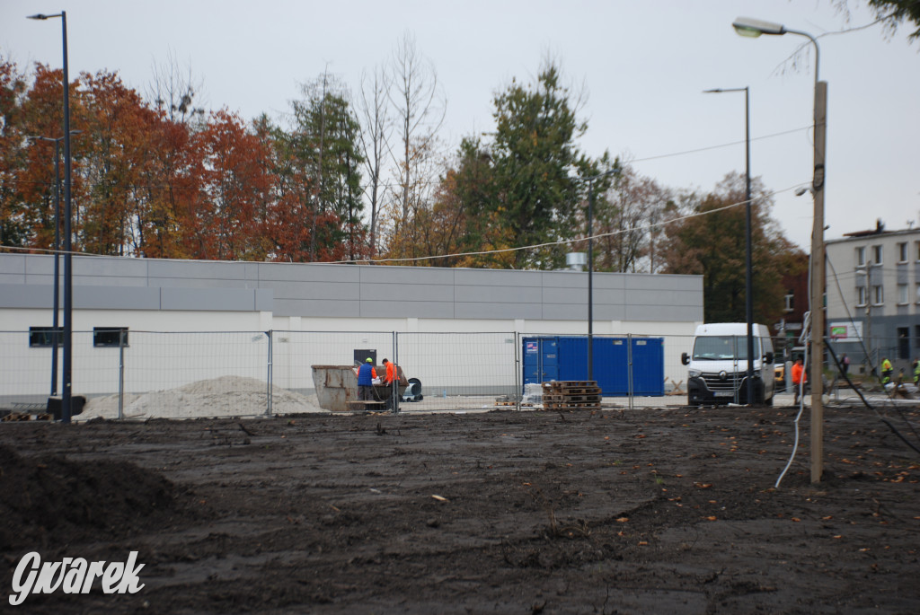 Budują market Lidl i chodnik z oświetleniem