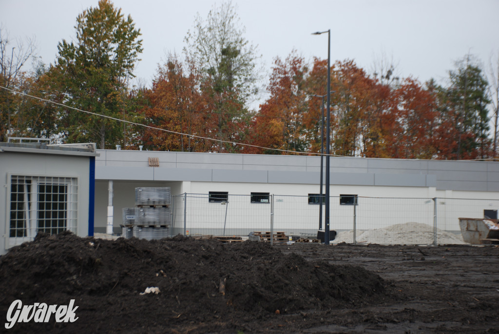 Budują market Lidl i chodnik z oświetleniem