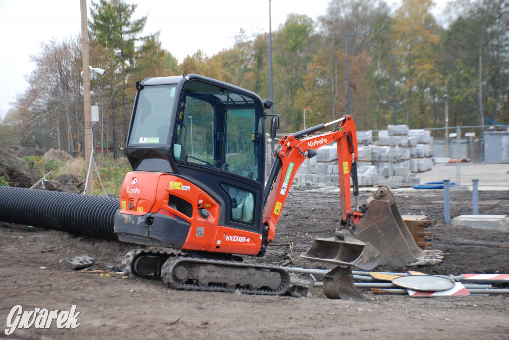 Budują market Lidl i chodnik z oświetleniem