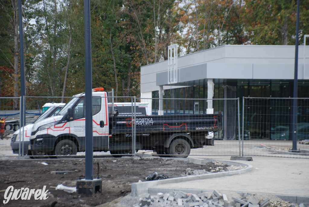 Budują market Lidl i chodnik z oświetleniem