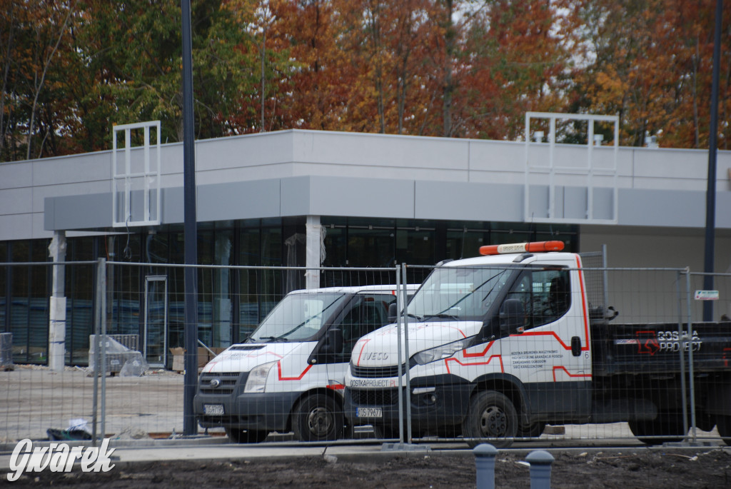 Budują market Lidl i chodnik z oświetleniem
