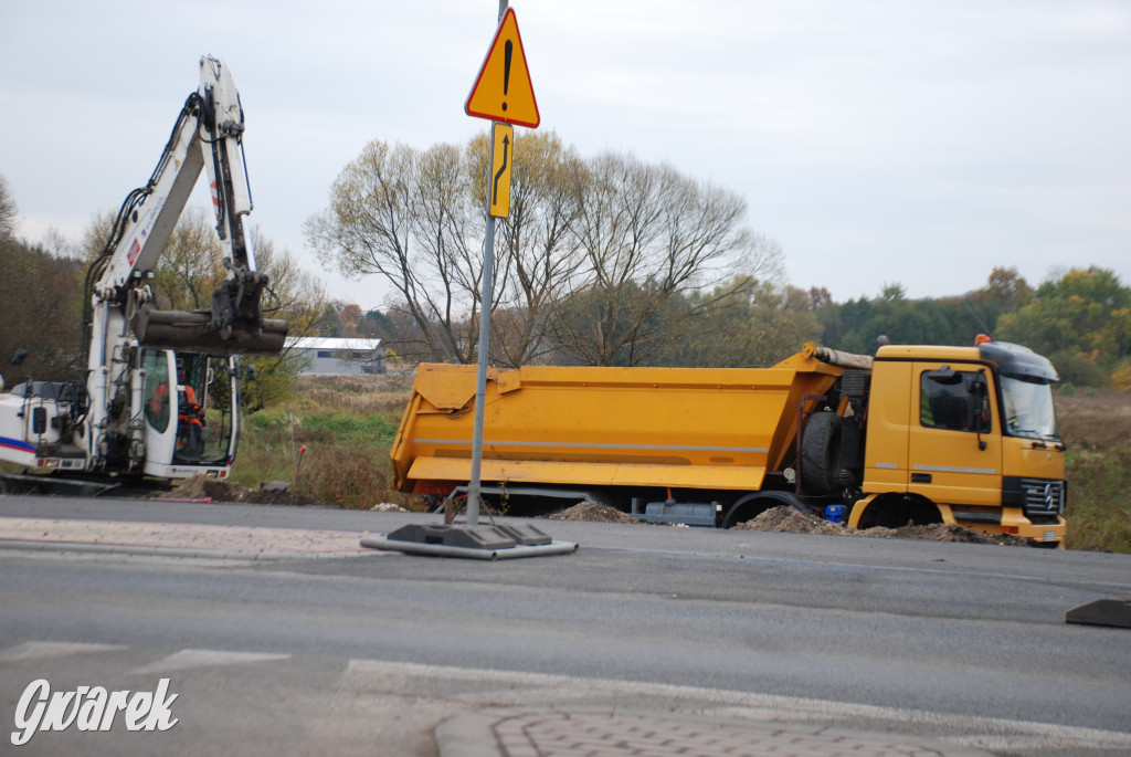 Budują market Lidl i chodnik z oświetleniem