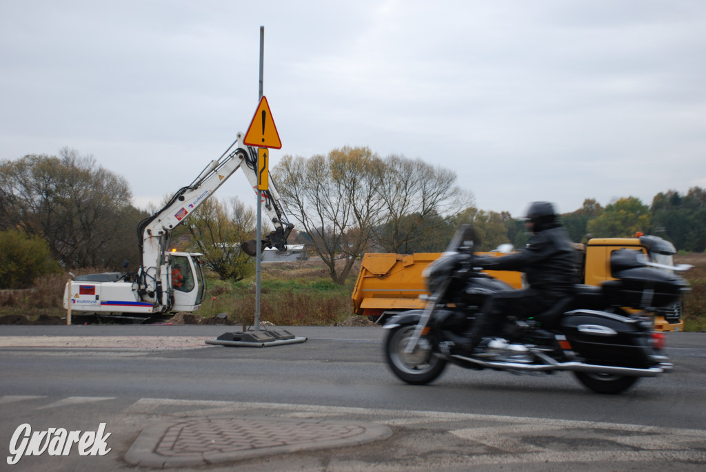 Budują market Lidl i chodnik z oświetleniem