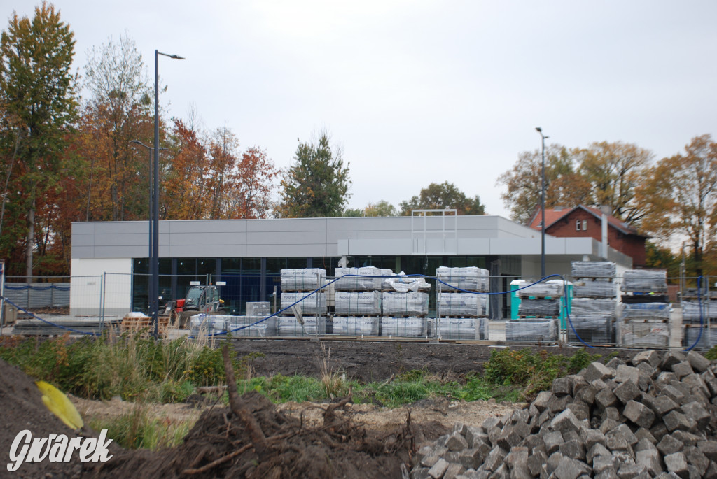 Budują market Lidl i chodnik z oświetleniem