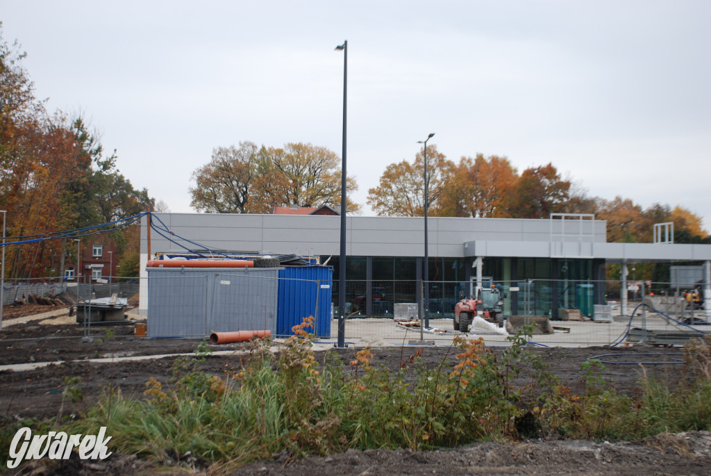 Budują market Lidl i chodnik z oświetleniem