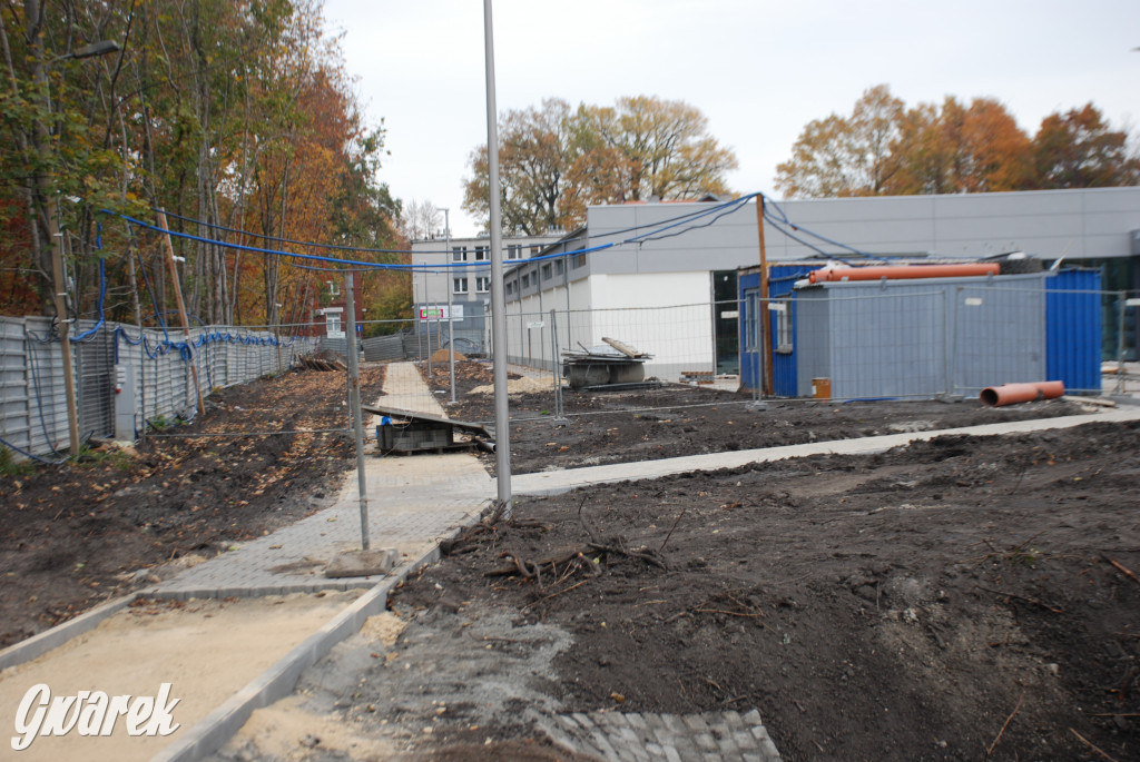 Budują market Lidl i chodnik z oświetleniem