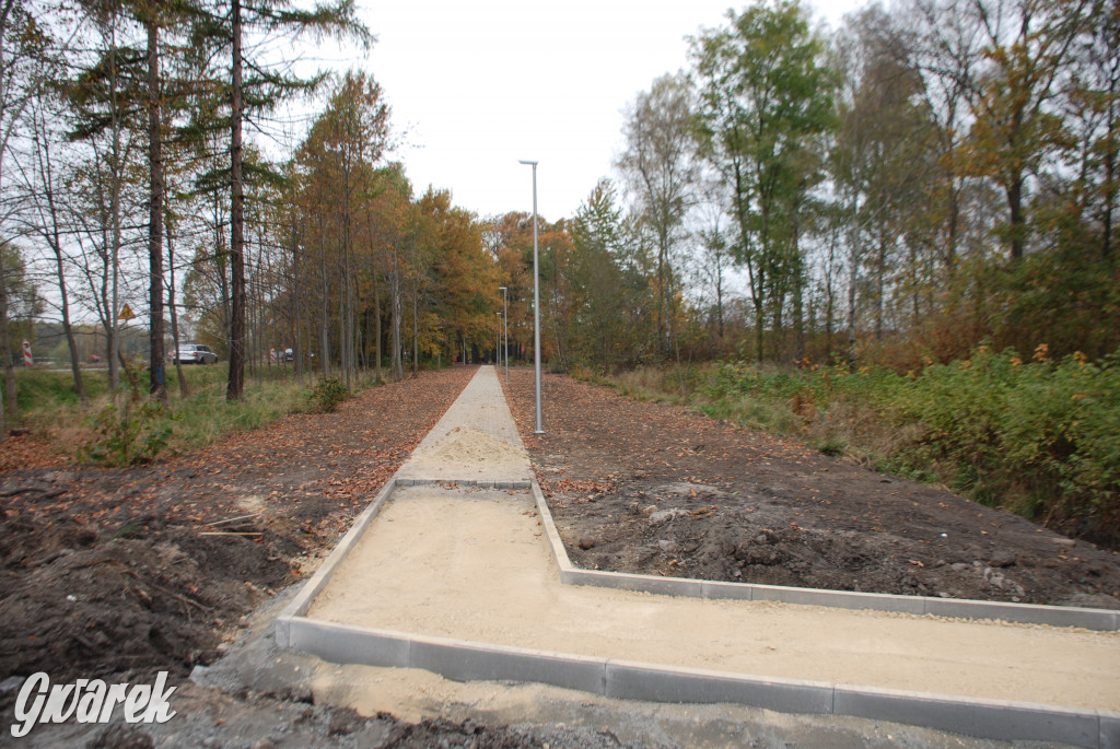 Budują market Lidl i chodnik z oświetleniem