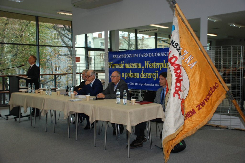 Europejskie flagi na prawicowym sympozjum