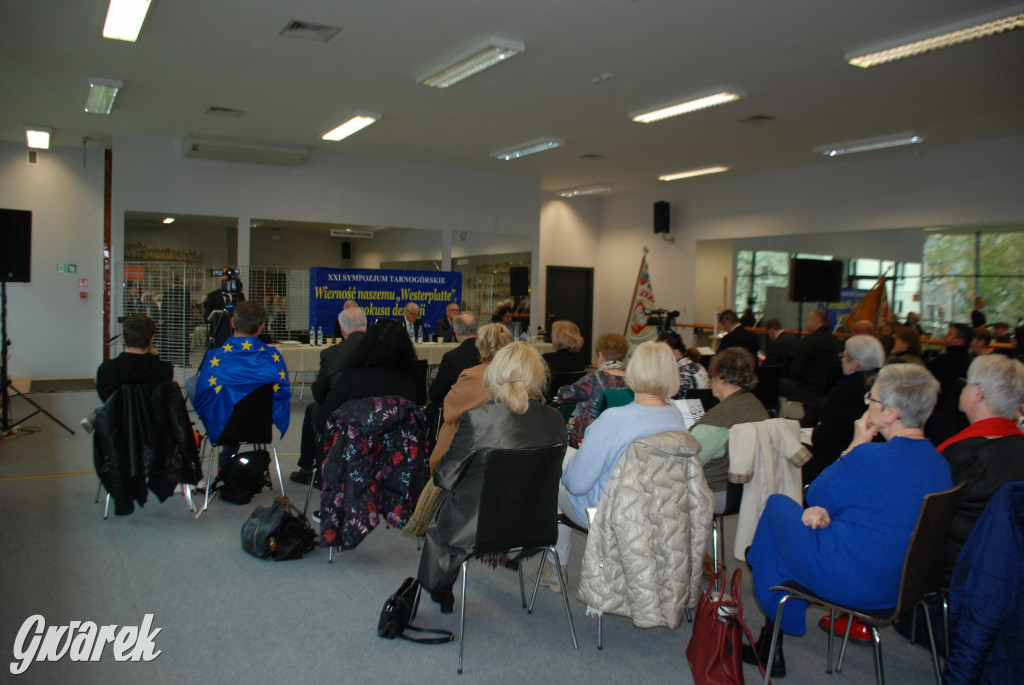 Europejskie flagi na prawicowym sympozjum