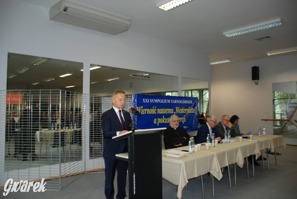 Europejskie flagi na prawicowym sympozjum