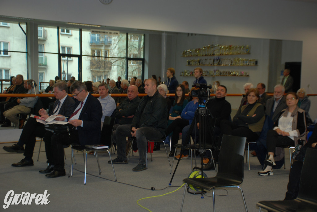 Europejskie flagi na prawicowym sympozjum