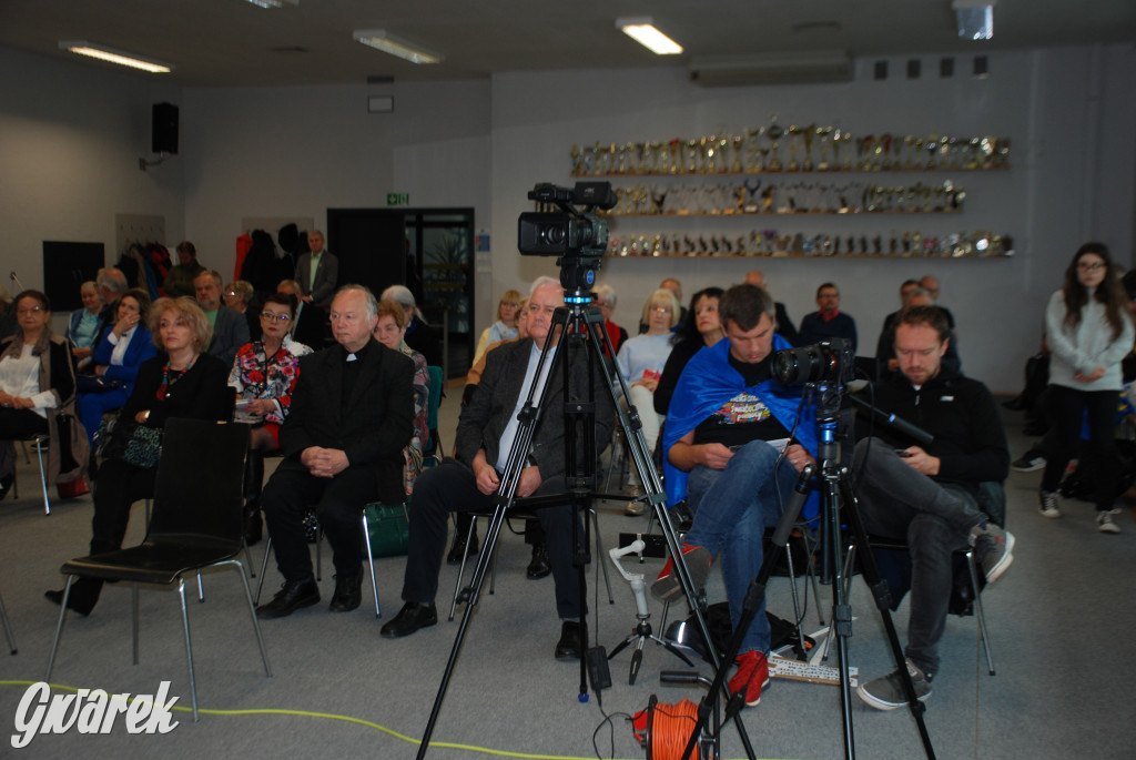 Europejskie flagi na prawicowym sympozjum