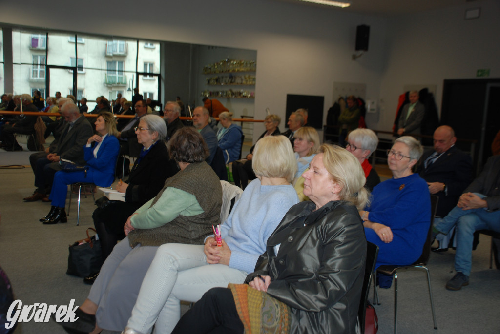 Europejskie flagi na prawicowym sympozjum