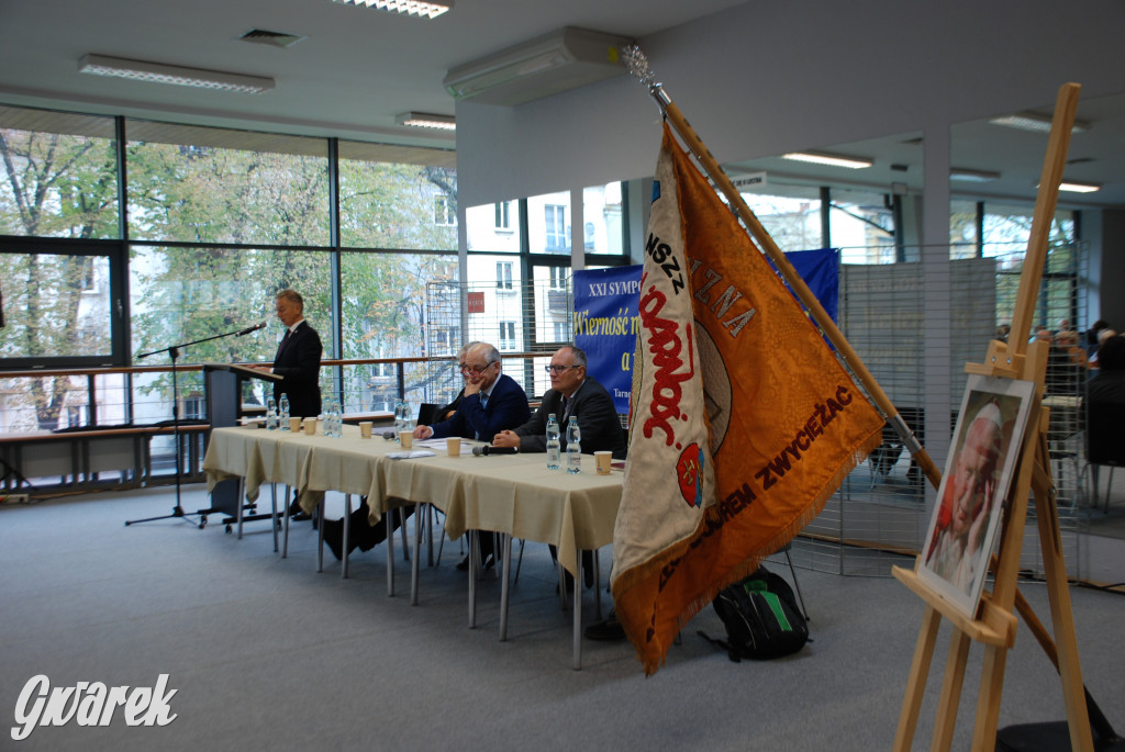 Europejskie flagi na prawicowym sympozjum