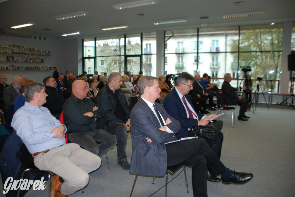 Europejskie flagi na prawicowym sympozjum