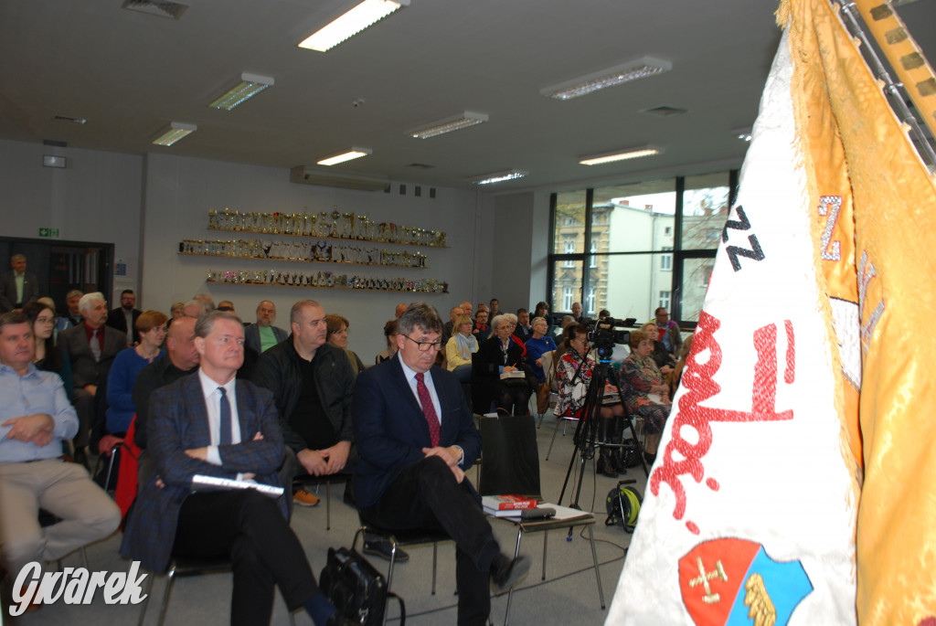 Europejskie flagi na prawicowym sympozjum