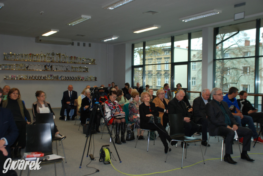 Europejskie flagi na prawicowym sympozjum