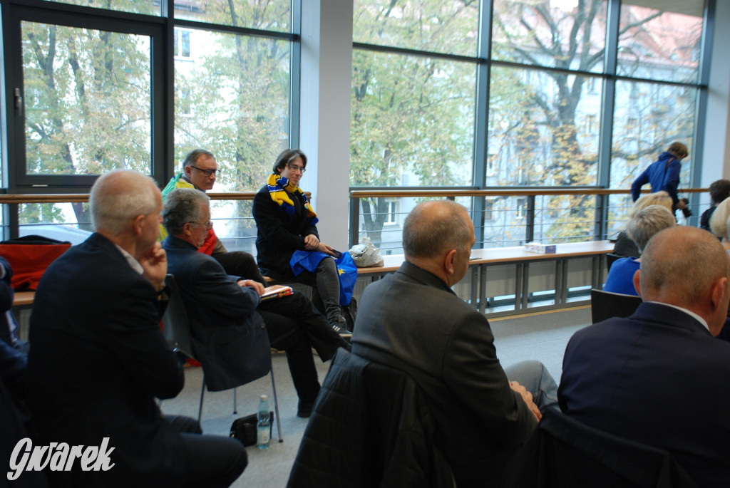 Europejskie flagi na prawicowym sympozjum