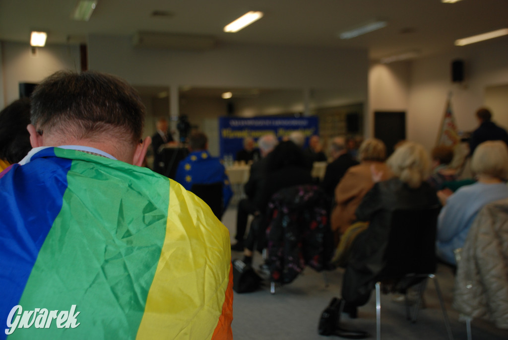 Europejskie flagi na prawicowym sympozjum