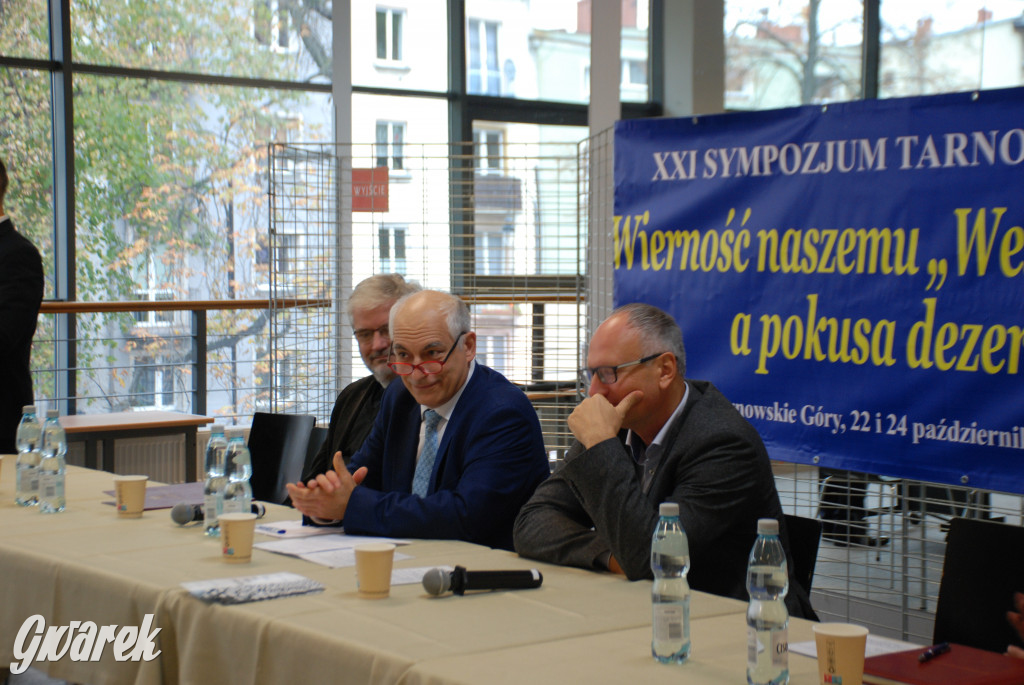 Europejskie flagi na prawicowym sympozjum