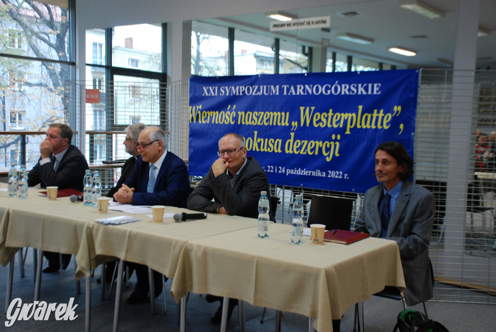 Europejskie flagi na prawicowym sympozjum