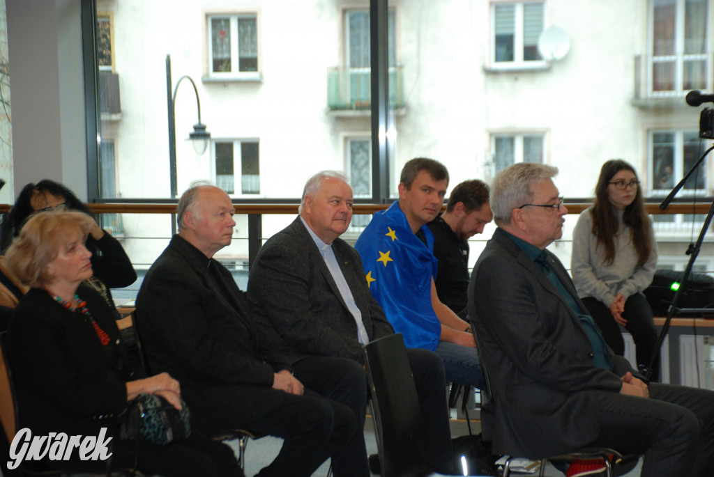 Europejskie flagi na prawicowym sympozjum