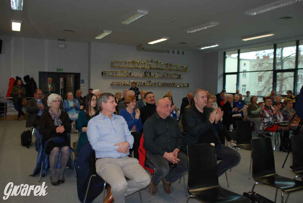 Europejskie flagi na prawicowym sympozjum