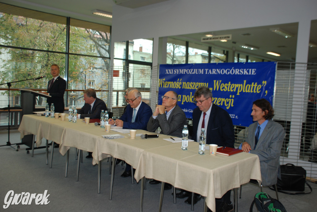 Europejskie flagi na prawicowym sympozjum