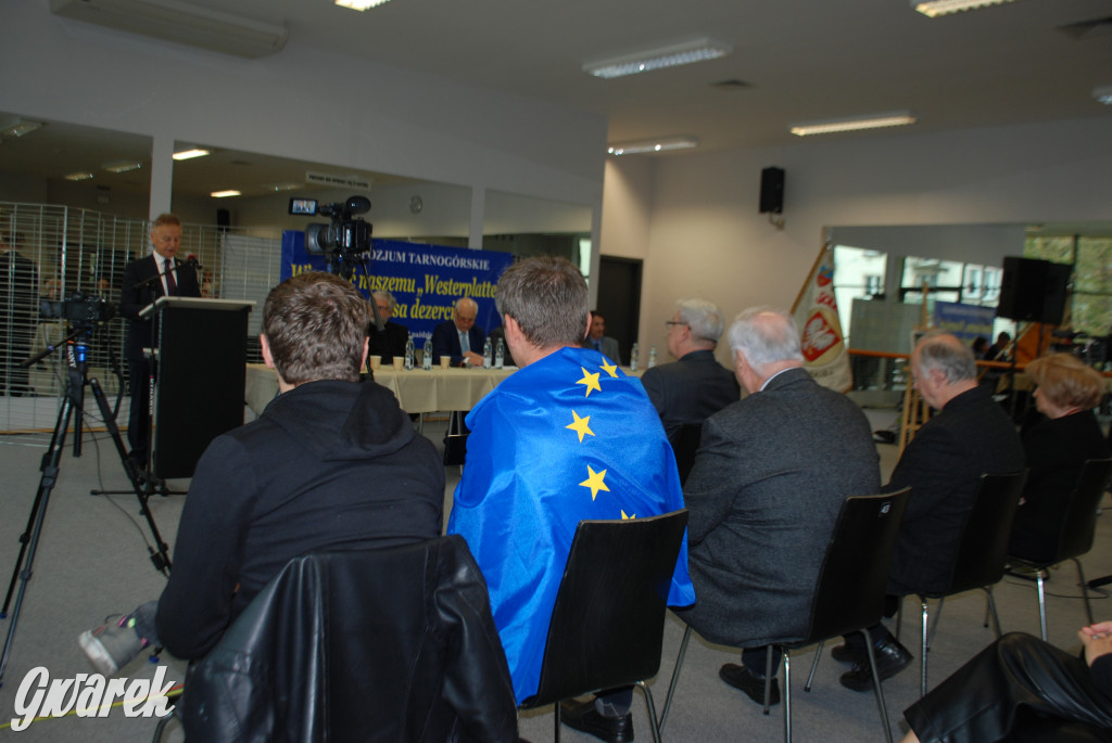 Europejskie flagi na prawicowym sympozjum