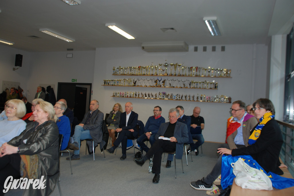 Europejskie flagi na prawicowym sympozjum