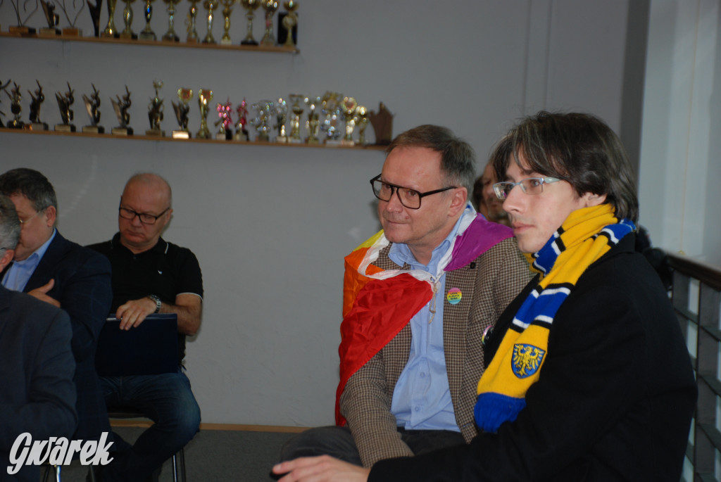 Europejskie flagi na prawicowym sympozjum