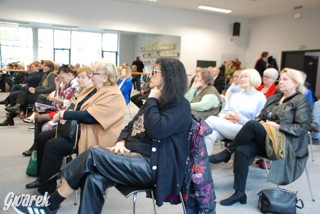 Europejskie flagi na prawicowym sympozjum