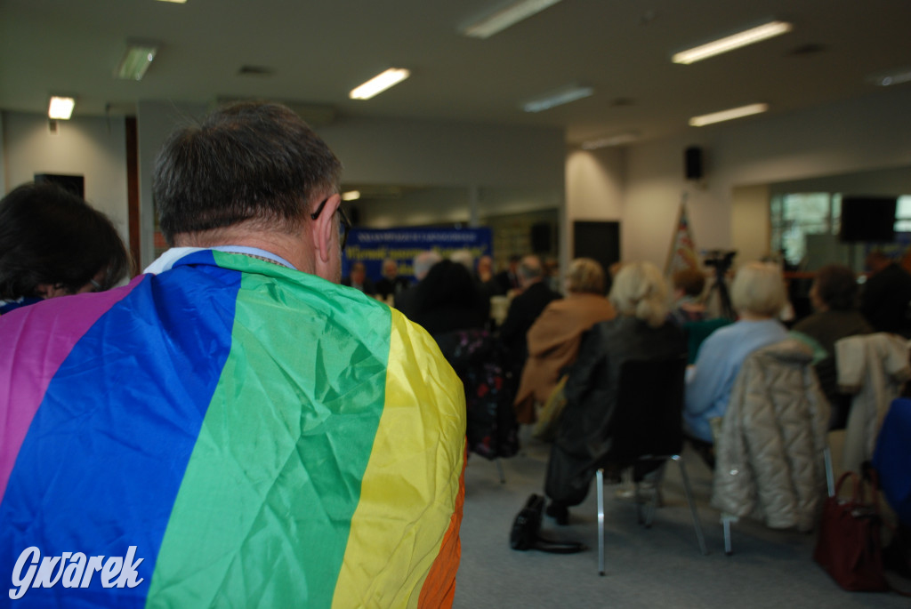 Europejskie flagi na prawicowym sympozjum