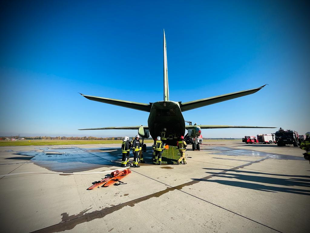 Pyrzowice. Akcja samolot, nasi strażacy na miejscu