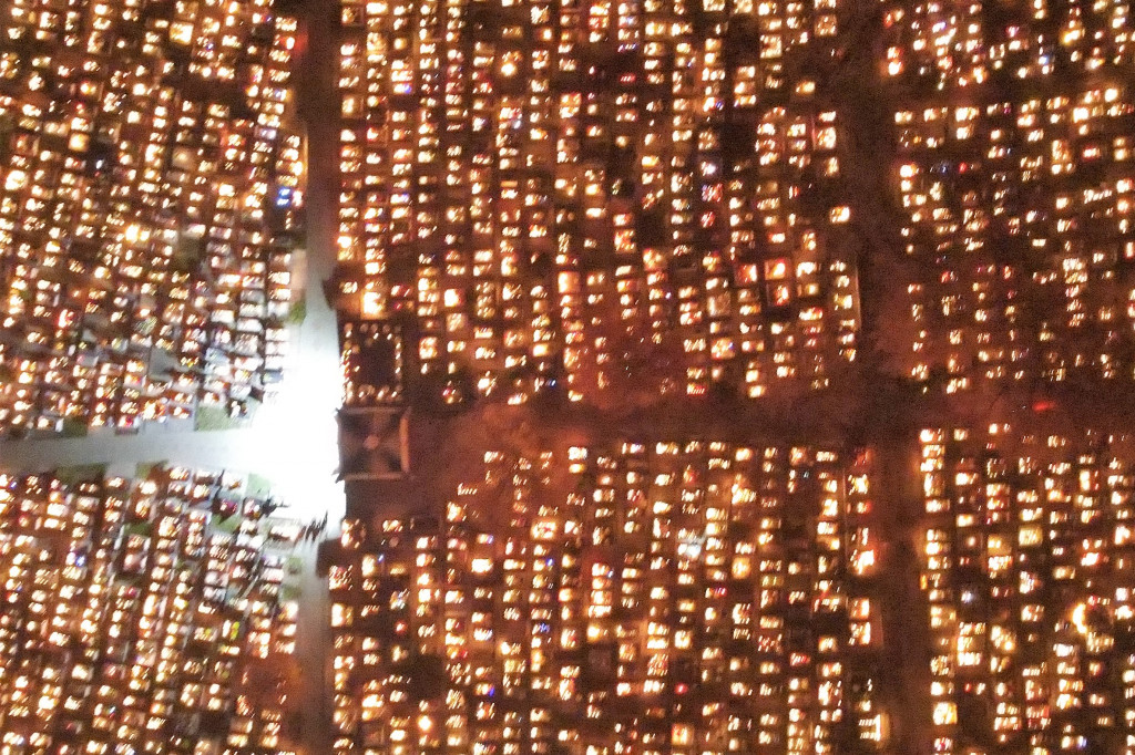 Radzionków. Cmentarz w wieczór Wszystkich Świętych