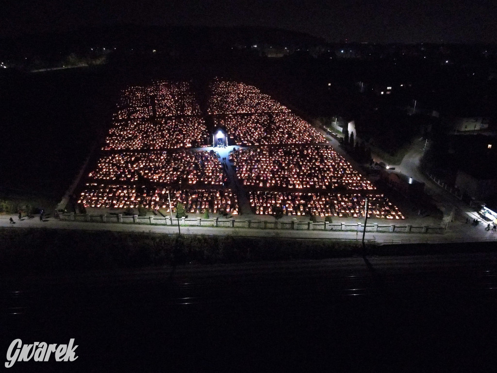 Radzionków. Cmentarz w wieczór Wszystkich Świętych