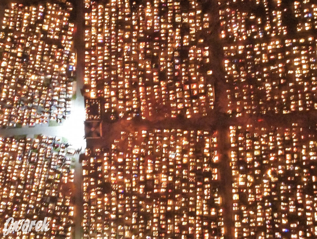 Radzionków. Cmentarz w wieczór Wszystkich Świętych