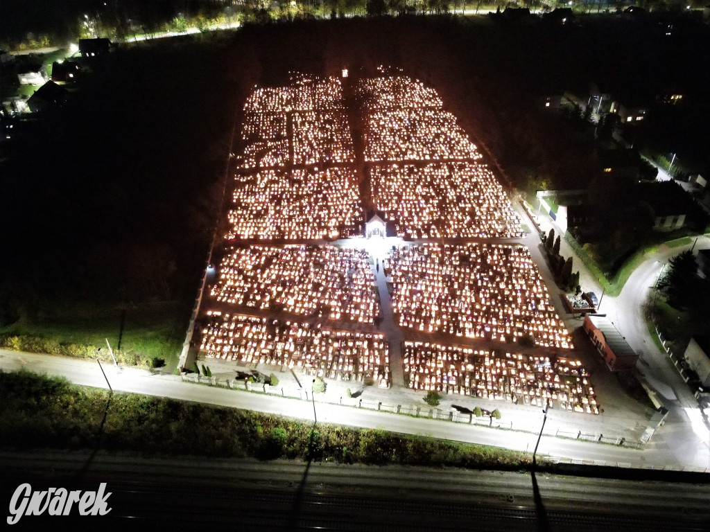 Radzionków. Cmentarz w wieczór Wszystkich Świętych