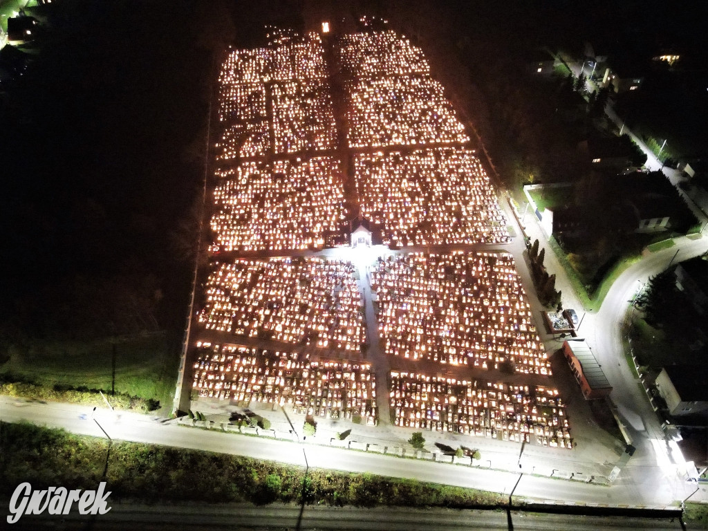 Radzionków. Cmentarz w wieczór Wszystkich Świętych