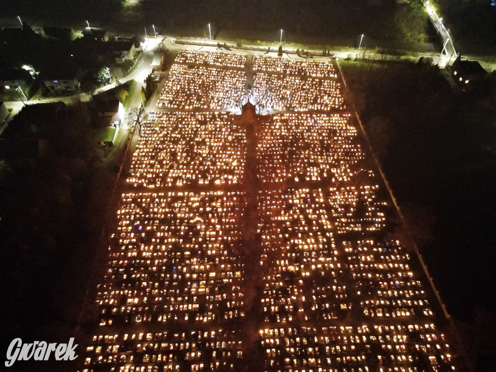 Radzionków. Cmentarz w wieczór Wszystkich Świętych
