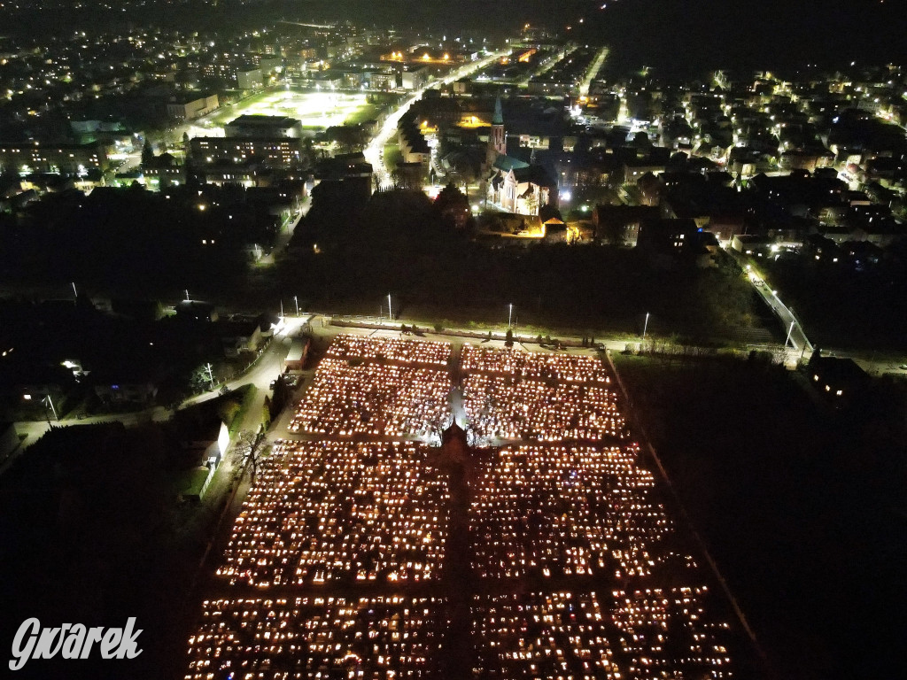 Radzionków. Cmentarz w wieczór Wszystkich Świętych