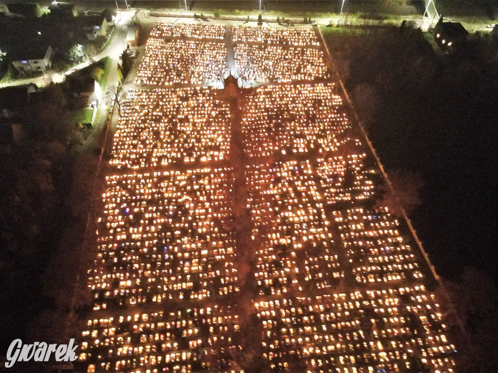 Radzionków. Cmentarz w wieczór Wszystkich Świętych