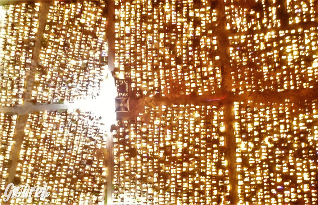 Radzionków. Cmentarz w wieczór Wszystkich Świętych