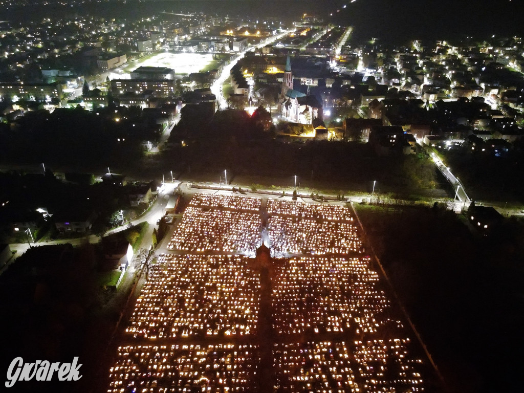 Radzionków. Cmentarz w wieczór Wszystkich Świętych