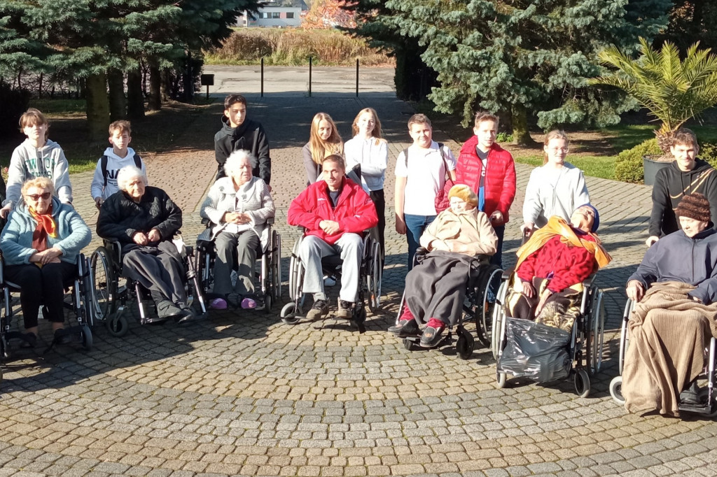 Młodzi pomagają podpiecznym DPS [ZDJĘCIA]