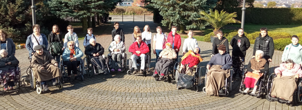 Młodzi pomagają podpiecznym DPS [ZDJĘCIA]