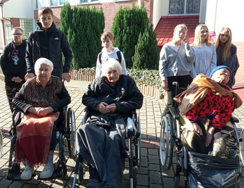 Młodzi pomagają podpiecznym DPS [ZDJĘCIA]