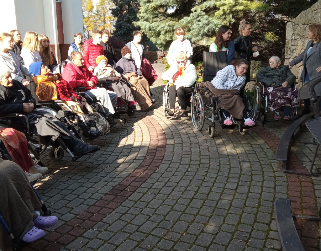 Młodzi pomagają podpiecznym DPS [ZDJĘCIA]