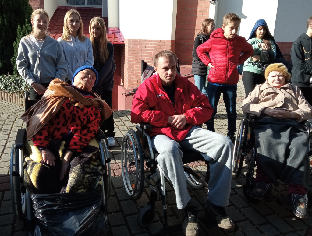 Młodzi pomagają podpiecznym DPS [ZDJĘCIA]