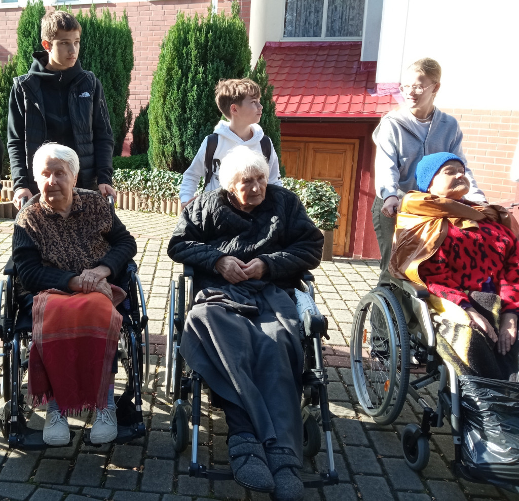 Młodzi pomagają podpiecznym DPS [ZDJĘCIA]